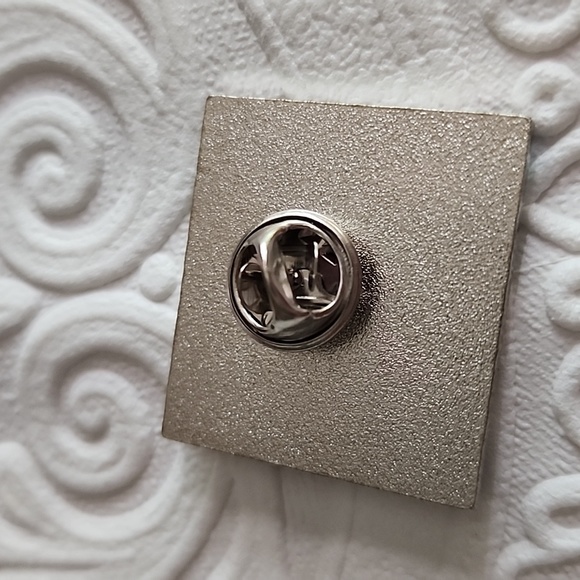 ⚫️Back and Body Hurts Novelty Pin Perfect Gift For any one Chronologically… - Picture 3 of 5